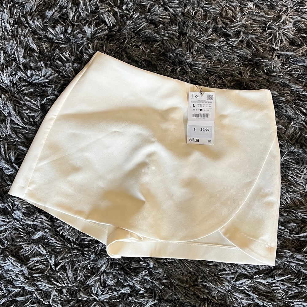 Stylish Cream Shorts